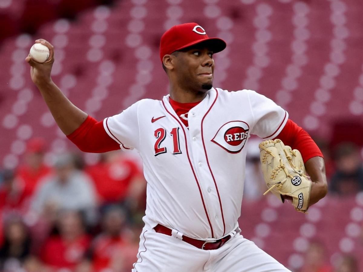 Hunter Greene será evaluado por rigidez en el codo derecho
