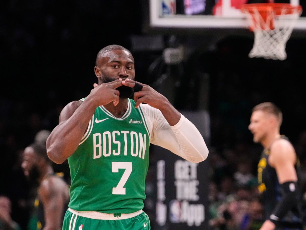 Jaylen Brown lidera contundente victoria de los Celtics