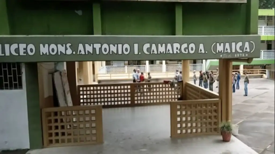 mujer roció sustancia química a una estudiante