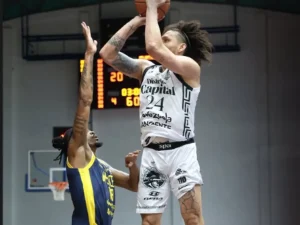 Spartans derrotó a Trotamundos en tiempo extra