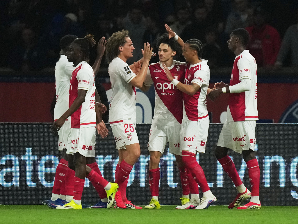 PSG deja puntos en la lucha por el título