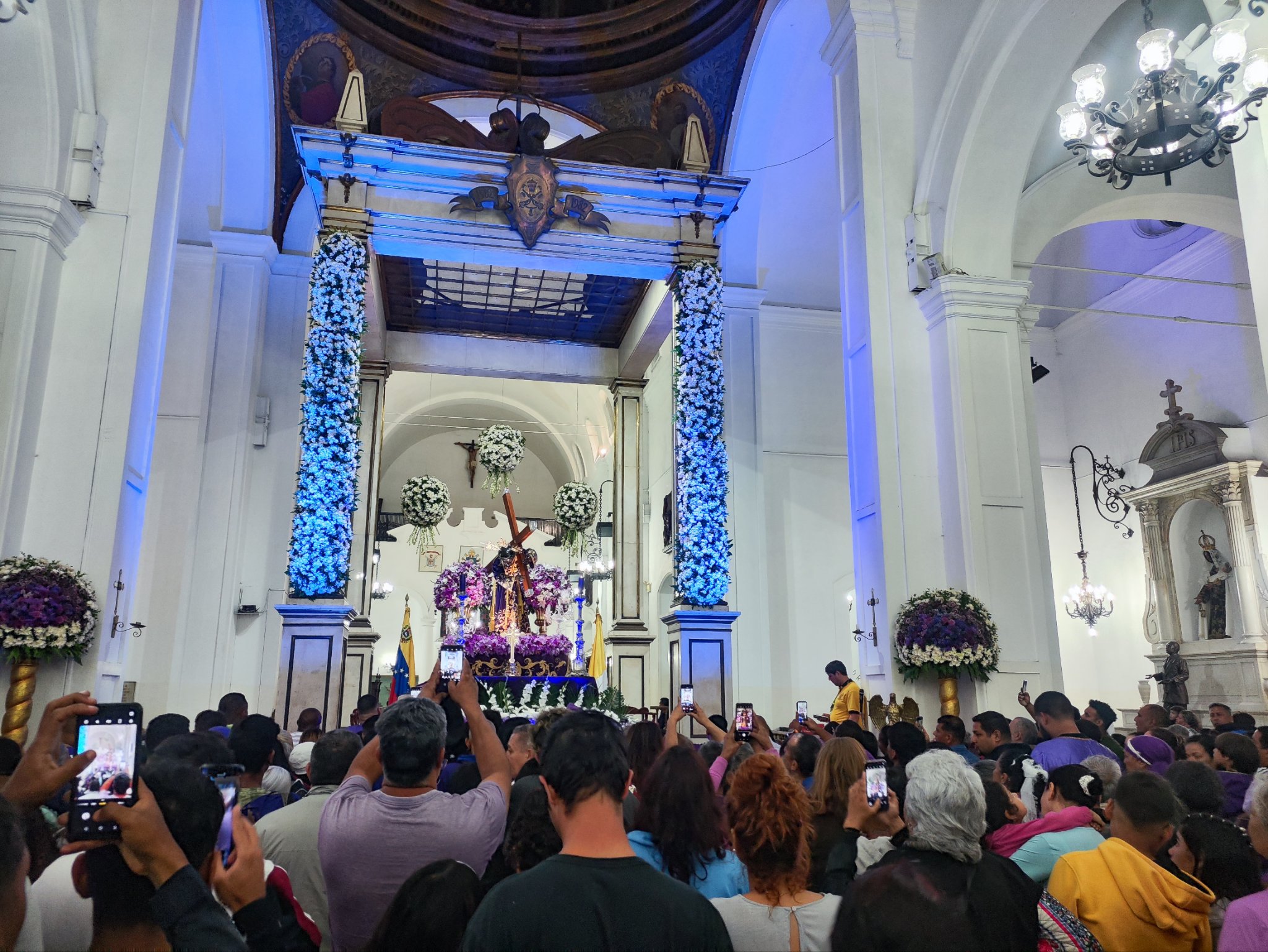 Devotos del Nazareno colmaron Santa Teresa para presenciar su bajada