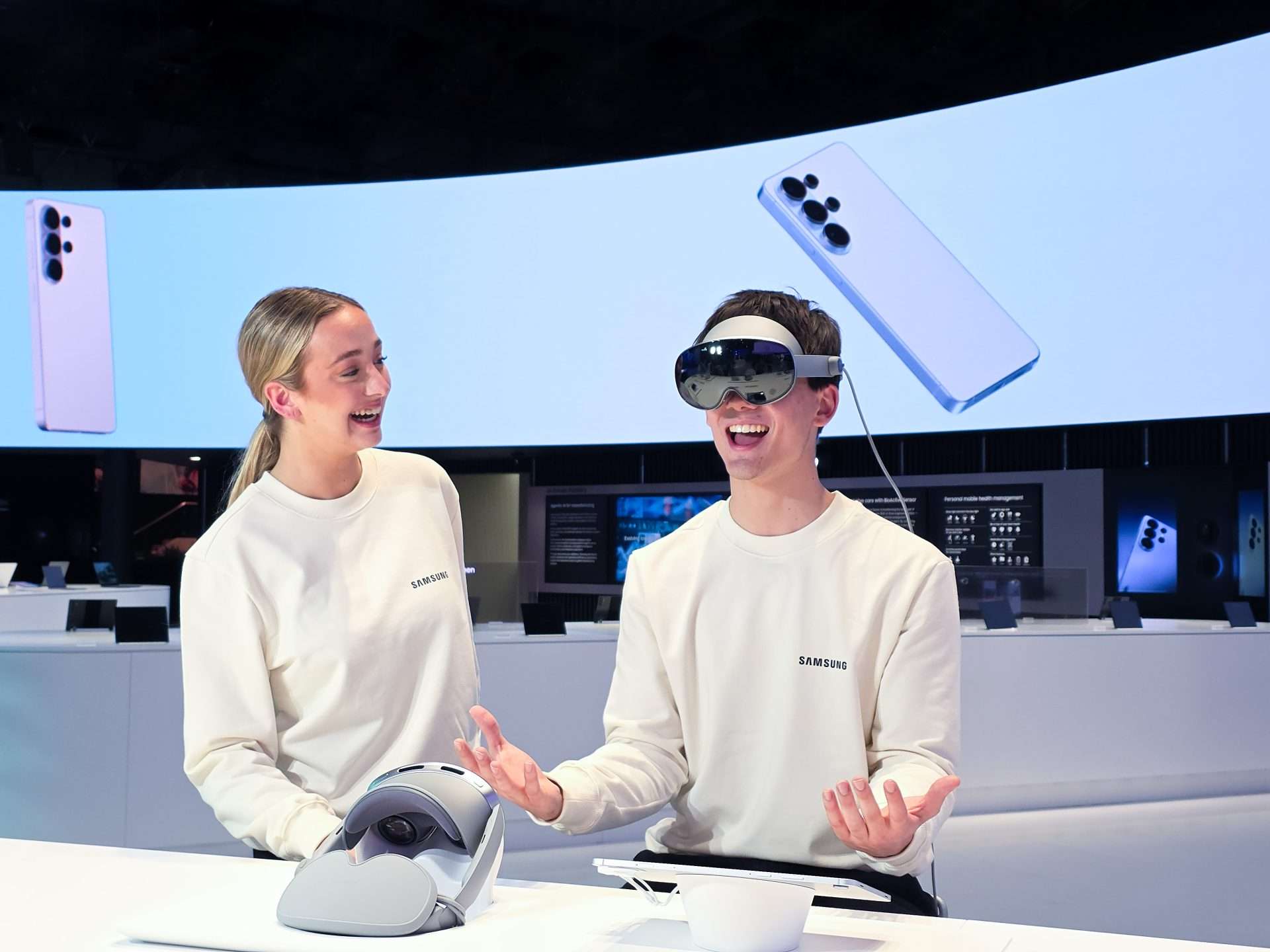 Samsung convertirá todas sus operaciones en fábricas impulsadas por IA para 2030