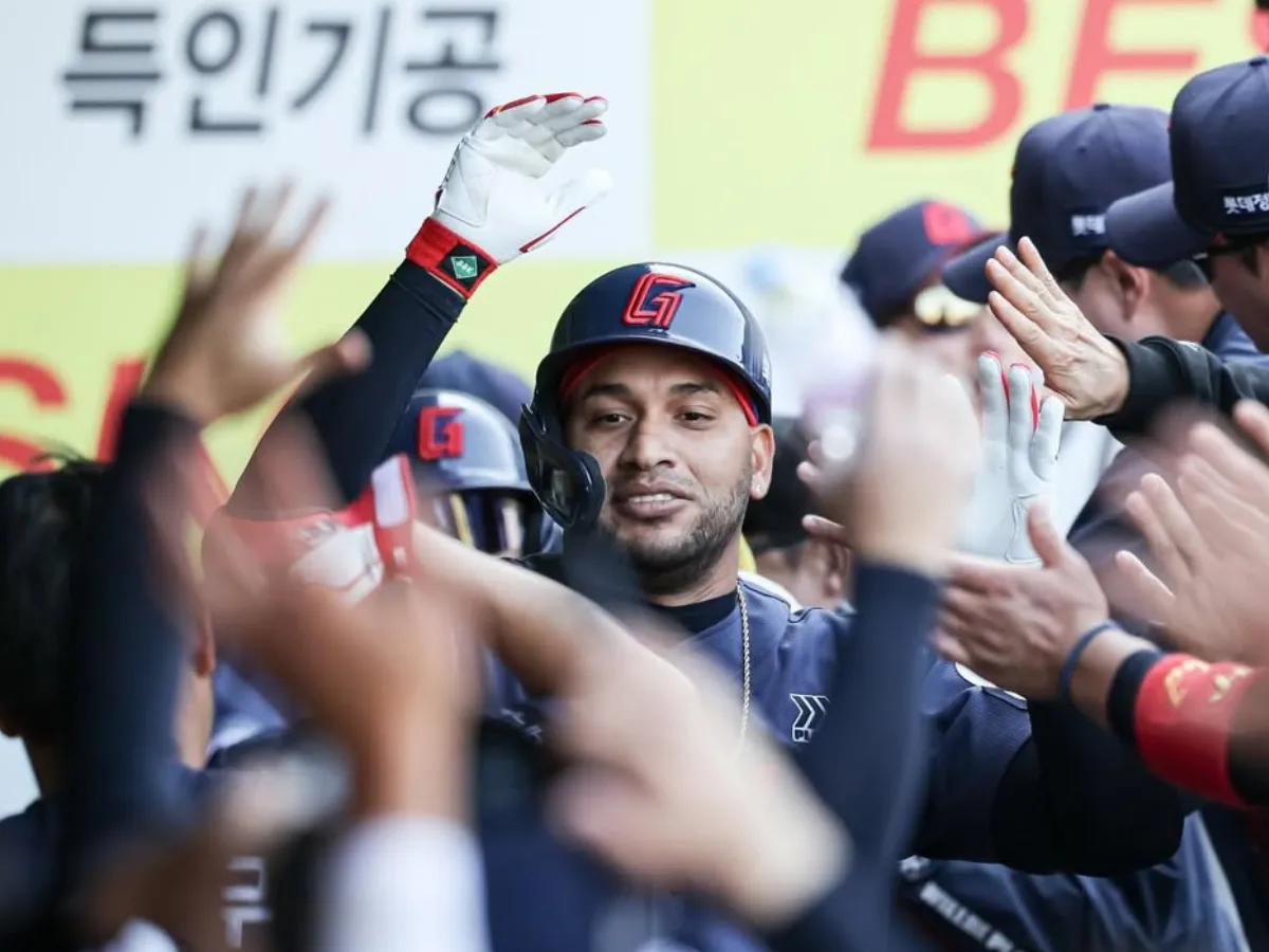 Temporada en Corea arrancó con HR de Víctor Reyes