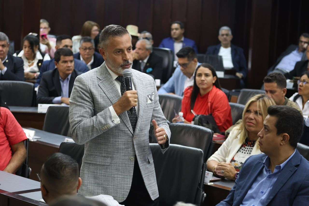 Alessandrello a aspirantes a fiscal y defensor: no esperen el último día