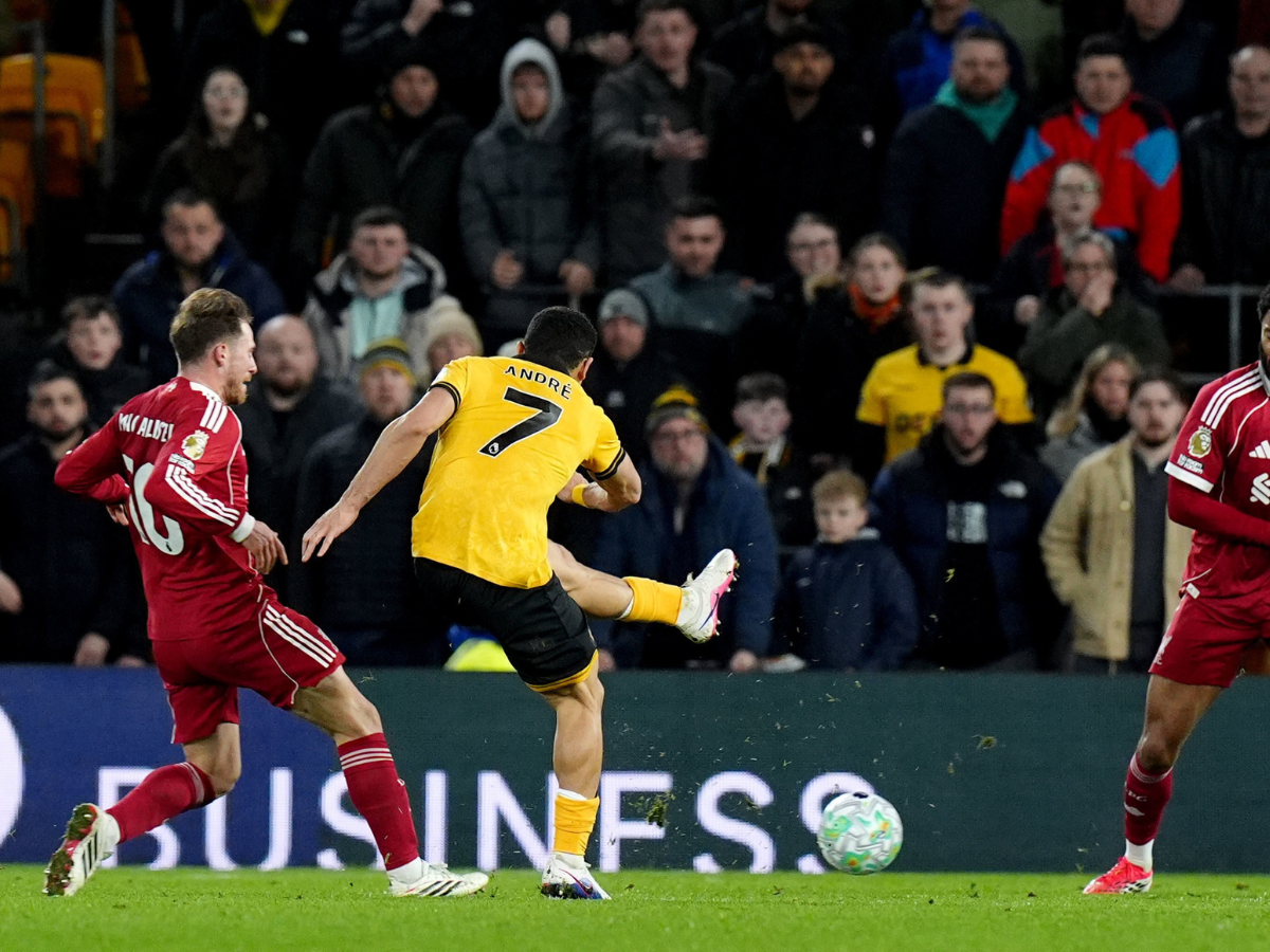 Liverpool cargó con la derrota a último momento