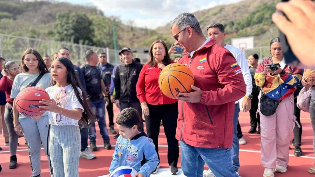 Inauguraron cancha en la Comuna El Gran Topo