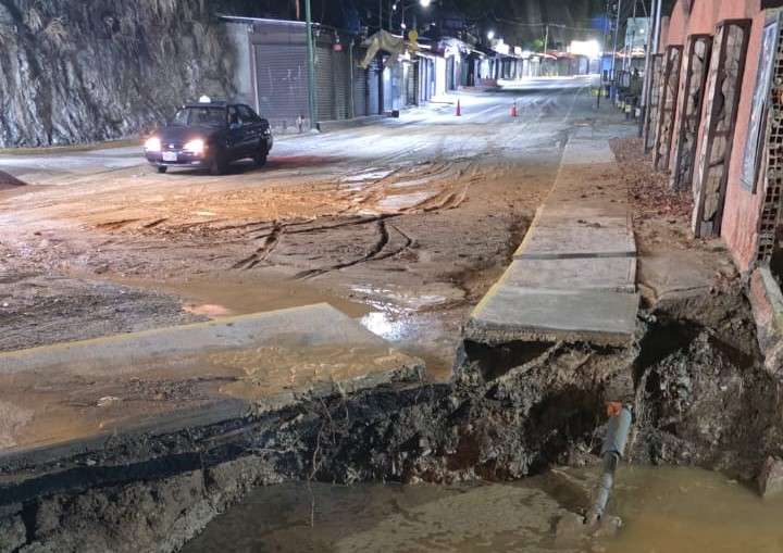 Reparan tubería de agua en La Guairita