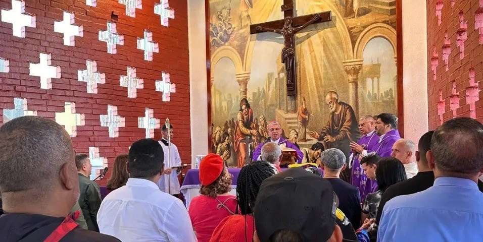 Rinden homenaje a Hugo Chávez desde la capilla del Hospital Militar