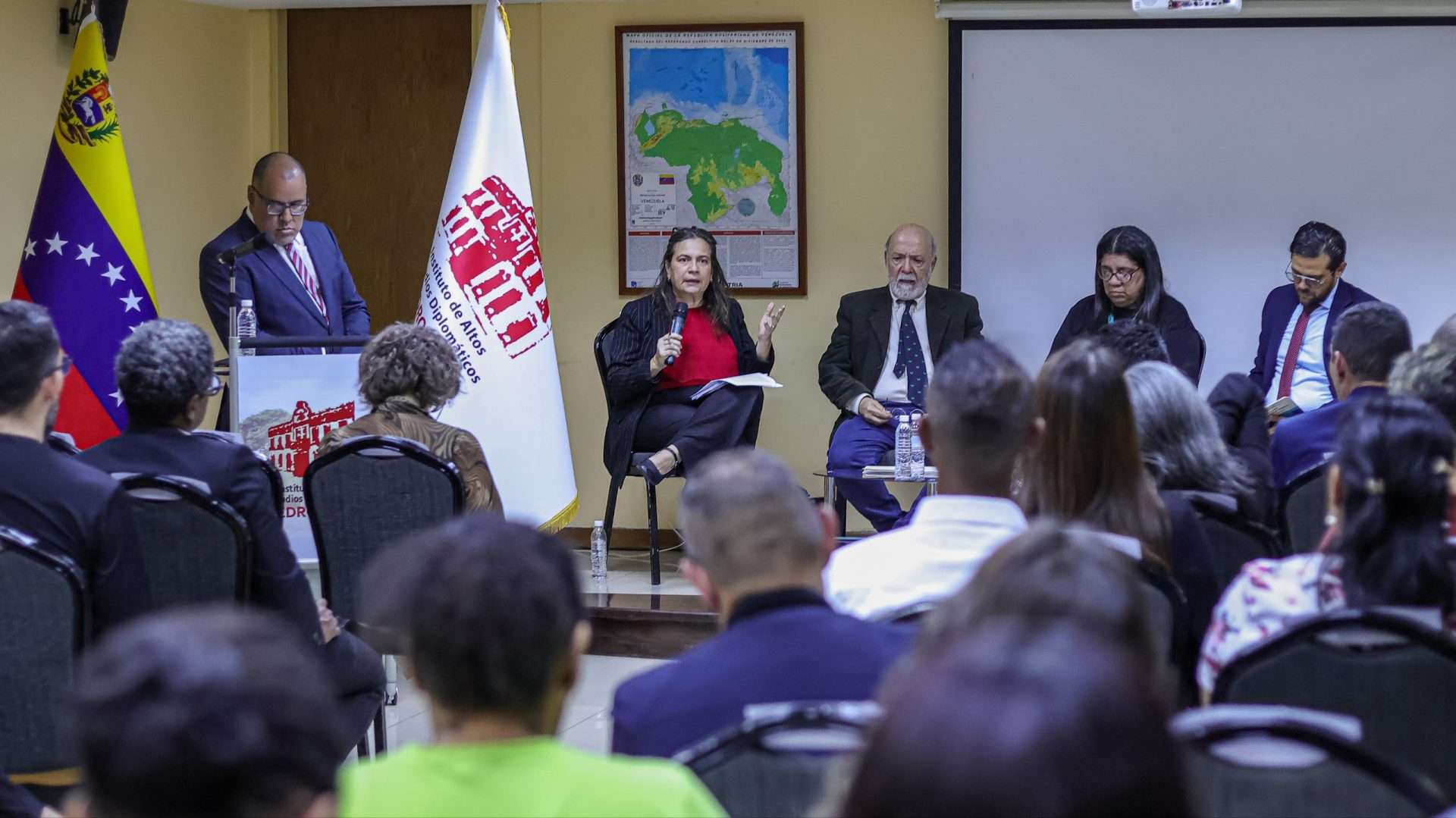 Juristas debaten papel del derecho internacional en la geopolítica actual