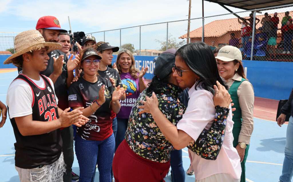 Presidenta (e) entrega obras en la comuna El Dátil en Nueva Esparta