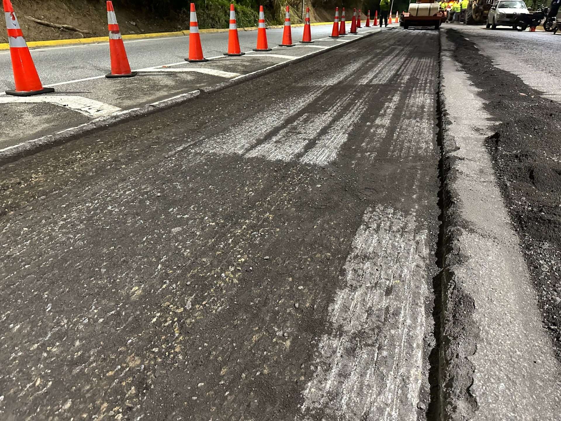 Ejecutan labores de asfaltado en la Cota Mil