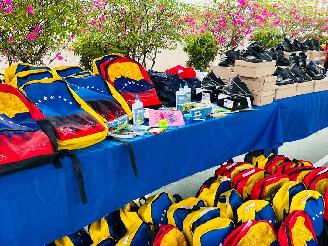 Útiles escolares y uniformes recibieron 2.598 chamos de Educación Inicial