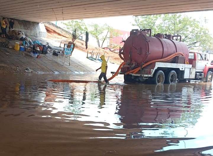 Lluvias colapsan la Av. Libertador de Maracaibo y desbordan cañadas