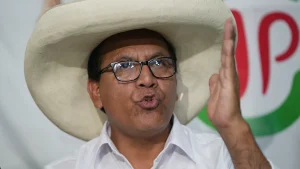 Roberto Sánchez denuncia en Perú “irregularidades” en actas donde ganó