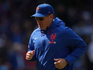 Carlos Mendoza aplaude el triunfo de Mets