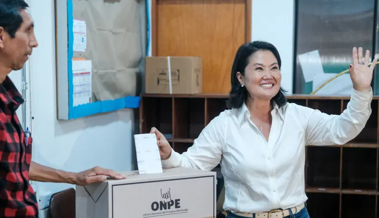 Keiko Fujimori se afianza en el primer lugar con 60% del escrutinio en Perú