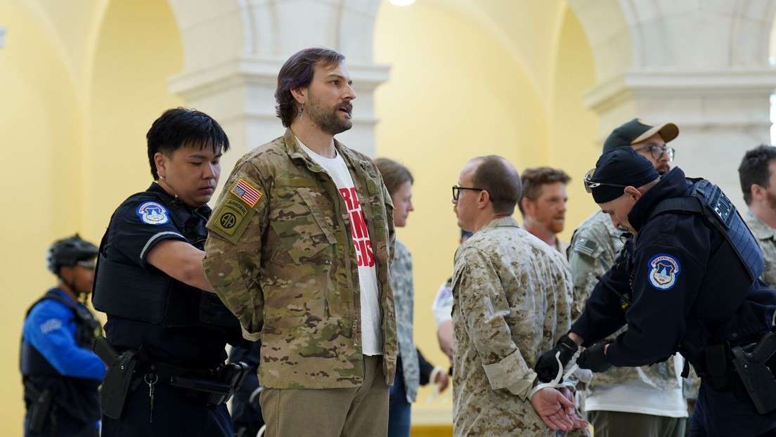 Arrestan a veteranos en EEUU que protestaban contra la guerra en Irán