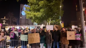 Israelíes marchan contra políticas de guerra de Netanyahu