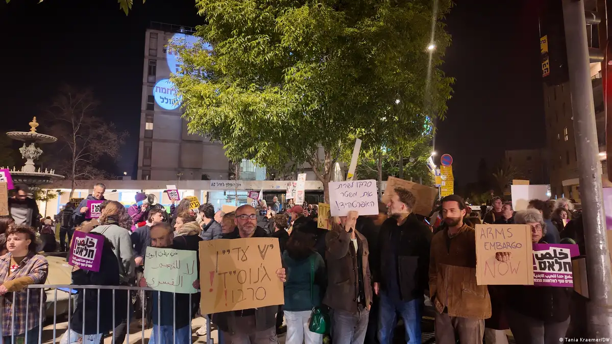 Israelíes marchan contra políticas de guerra de Netanyahu