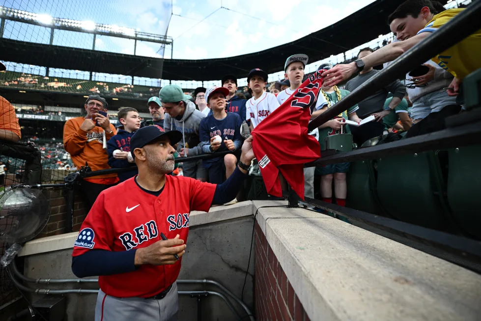 Alex Cora y 5 coaches fueron despedidos de los Medias Rojas de Boston