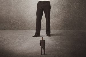 Carlos Julio Heydra Castillo | ¡Entérate! David vs. Goliat: ¿Cómo los pequeños emprendedores ganan grandes batallas?