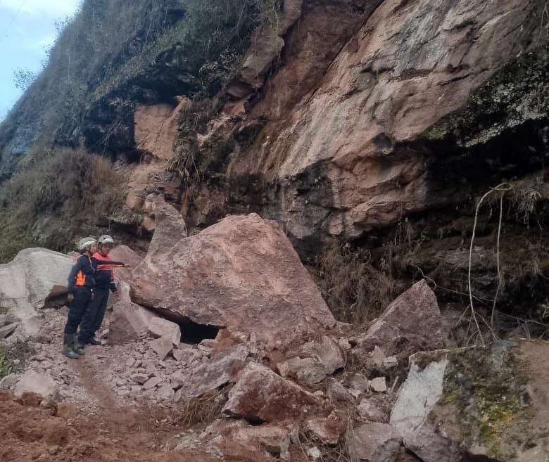 Deslizamientos por lluvias obstaculizan vías de 4 municipios de Mérida