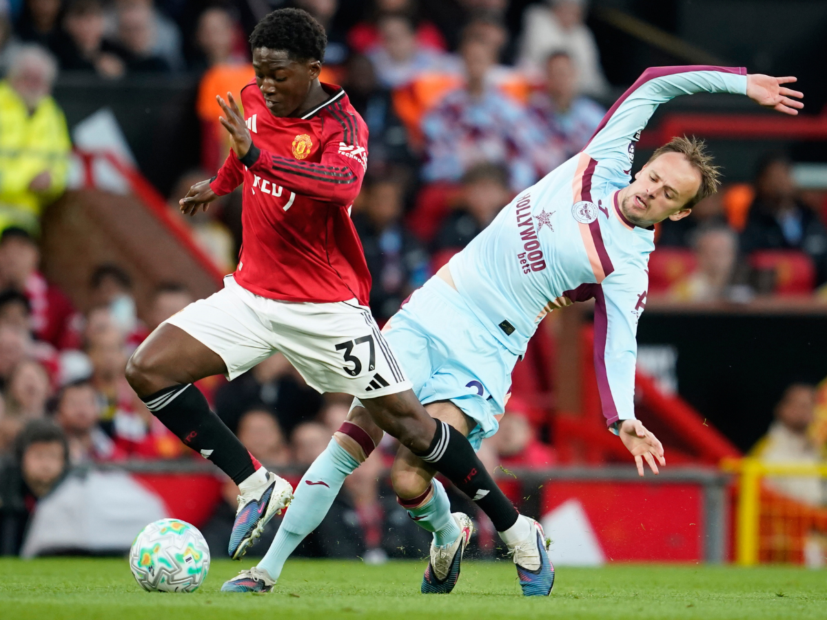 Manchester United renovó a Kobbie Mainoo