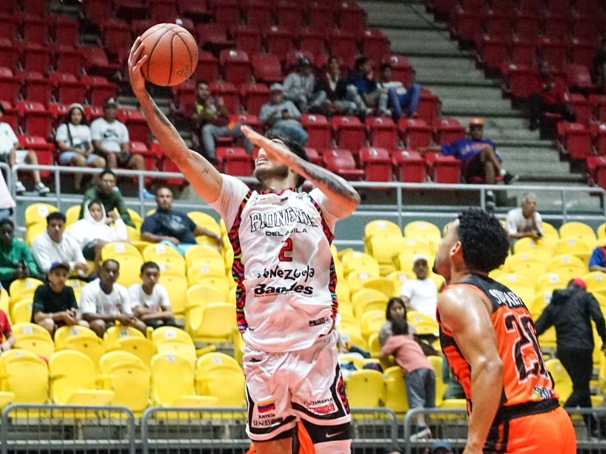 Pioneros no se complicó ante Piratas