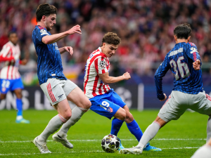 El Atlético le marca el camino a Julián Álvarez