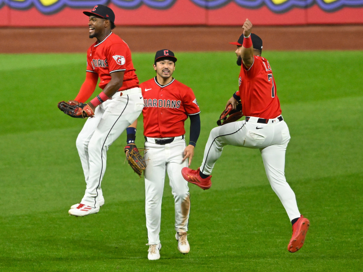 Triple de Chase DeLauter impulsa a Guardianes 