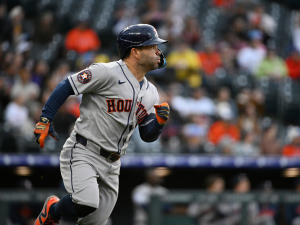 Altuve va por los dos mil juegos y 900 remolques