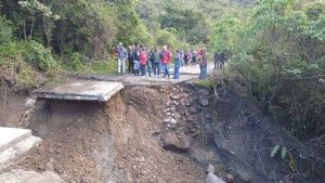 Recuperan único paso en Hato Arriba tras derrumbe por lluvias en Lara