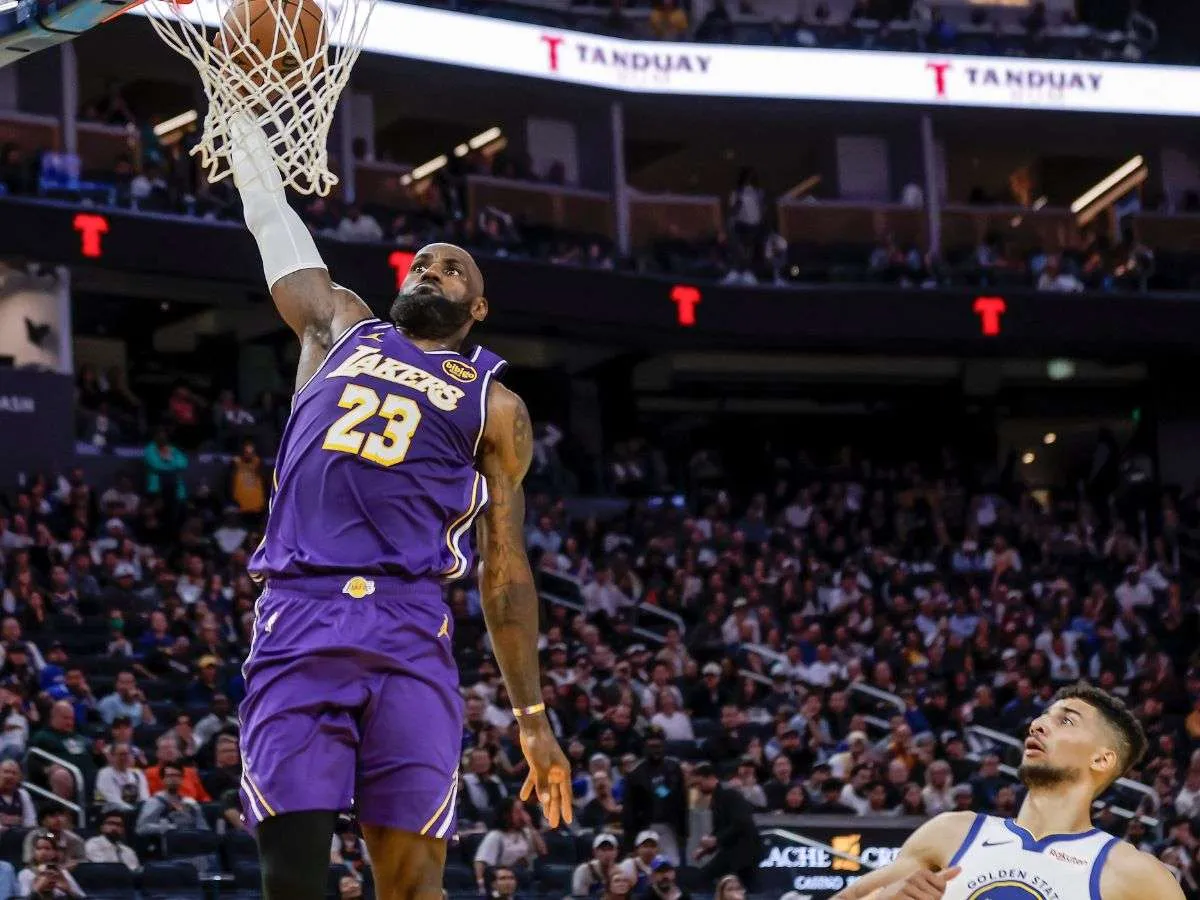 LeBron James logró doble-doble ante Warriors