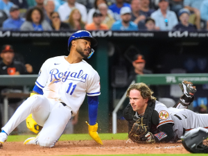 Maikel García anota carrera de oro para el triunfo de los Reales