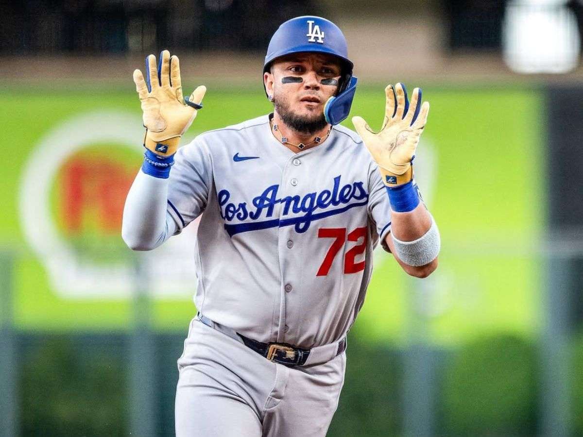 Miguel Rojas celebra su hit 1.000 en MLB