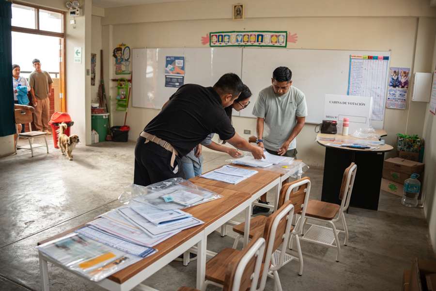 Avanza conteo oficial de votos en comicios generales de Perú