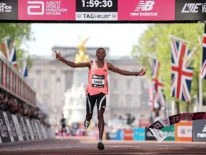 Sabastian Sawe bate récord en Maratón de Londres