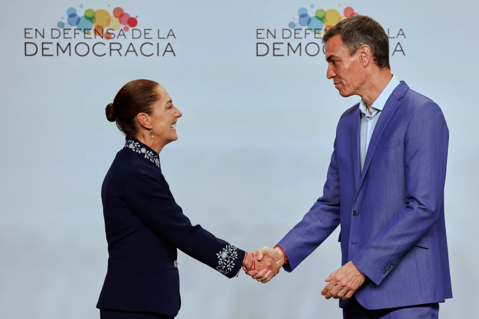 España y México zanjan su disputa diplomática por el pasado colonial con apretón de manos