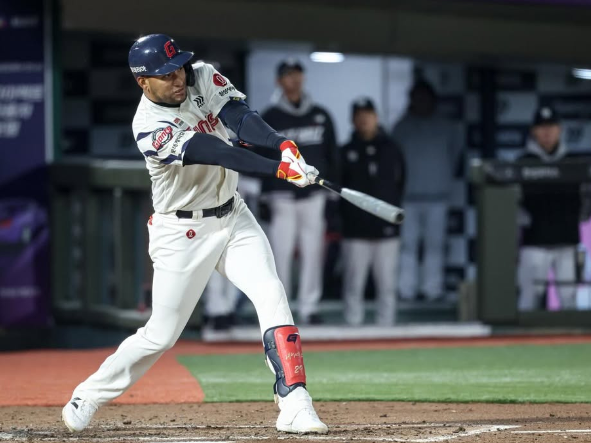 Víctor Reyes triplicó en triunfo de los Gigantes en Corea
