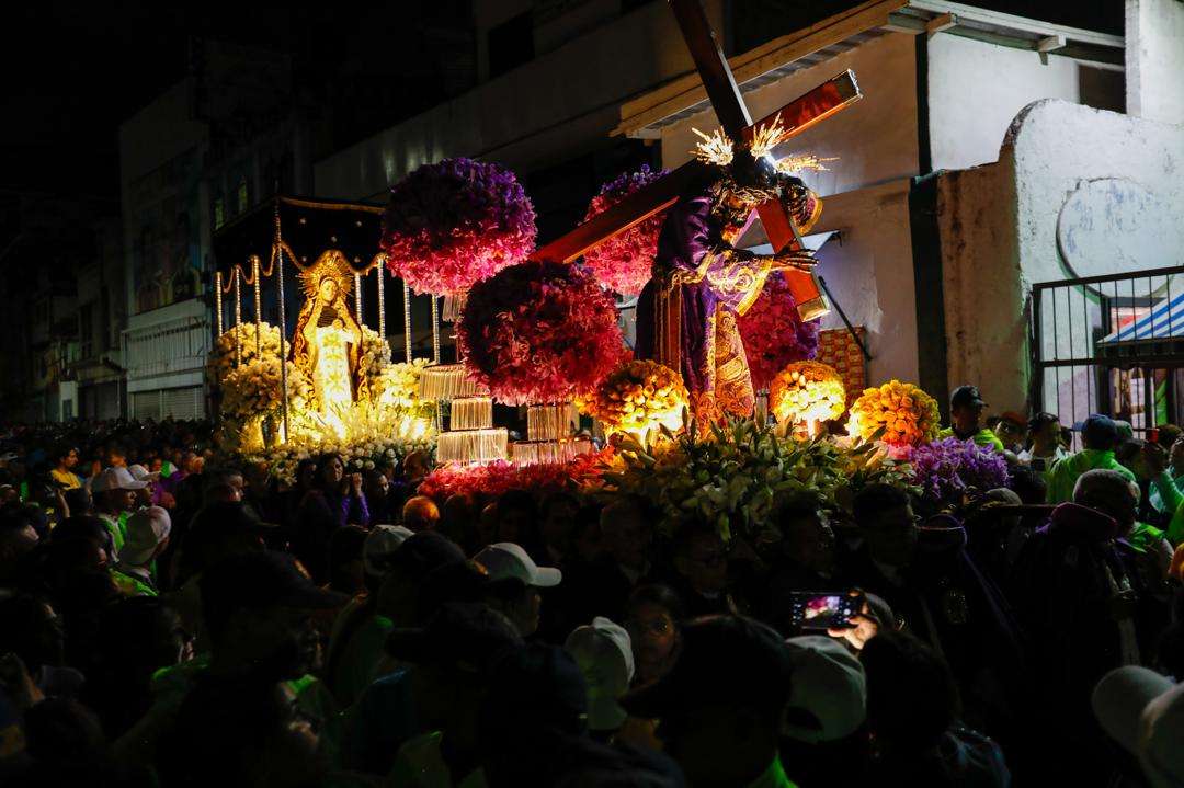 Nazareno de San Pablo sale en procesión acompañado de sus fieles