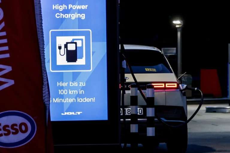 Bloqueo naval en Ormuz impacta en mercados energéticos de Europa