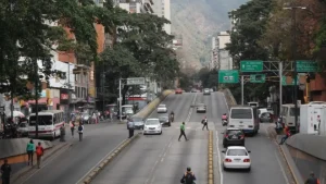 Identificaron a joven que cayó desde el edificio Altoral en la avenida Fuerzas Armadas de Caracas