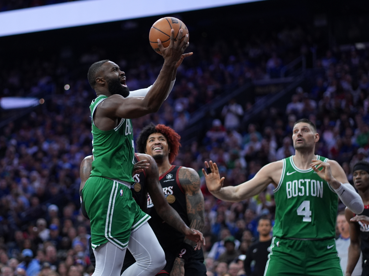 Celtics vencen a 76ers en el Juego 3 con 25 puntos de Tatum y Brown