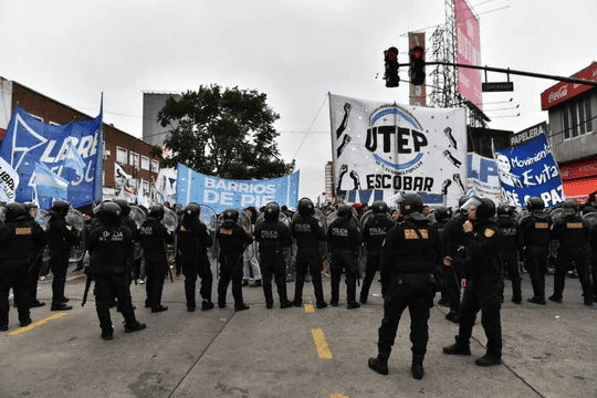 Argentinos bloquean vías en rechazo al cierre de otro programa social