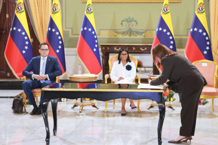 Venezuela y Chevron firman acuerdos energéticos en Miraflores