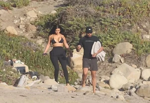 Kim Kardashian y Lewis Hamilton fueron vistos manoseándose en exceso durante cita playera