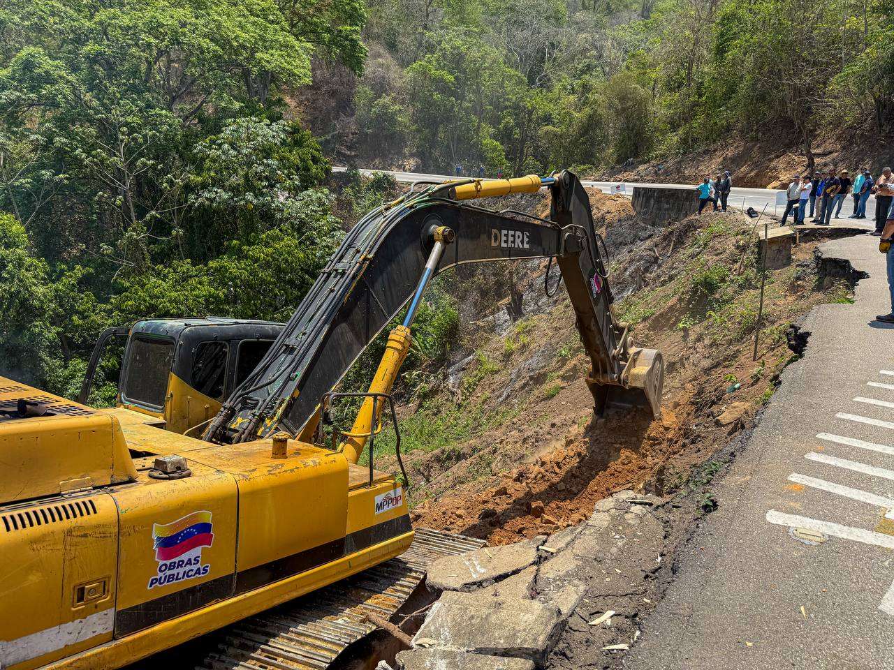 Reparan falla de borde en la carretera  Cumaná - Puerto La Cruz