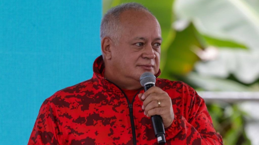 'Usted puede oponerse al gobierno, lo que no debe es oponerse a su país'