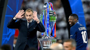 El error del presidente de la UEFA durante la premiación del PSG tras ganar la Champions League que recorre el mundo